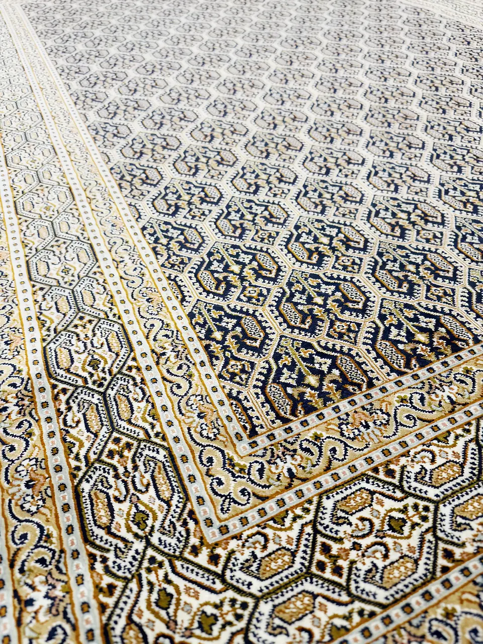 Handmade Kashmir Pure Silk Rug (Gold/Blue) 4 x 6 ft Hand Knotted