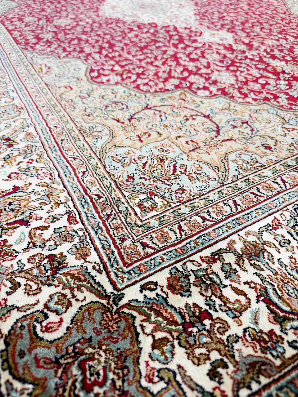 Handmade Kashmir Pure Silk Carpet (Red/Beidge) 6 x 4 ft Hand knotted