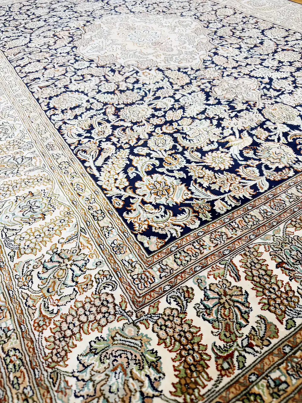 Handmade Kashmir Pure Silk Carpet (Blue/Beidge) 6 x 4 ft Hand knotted